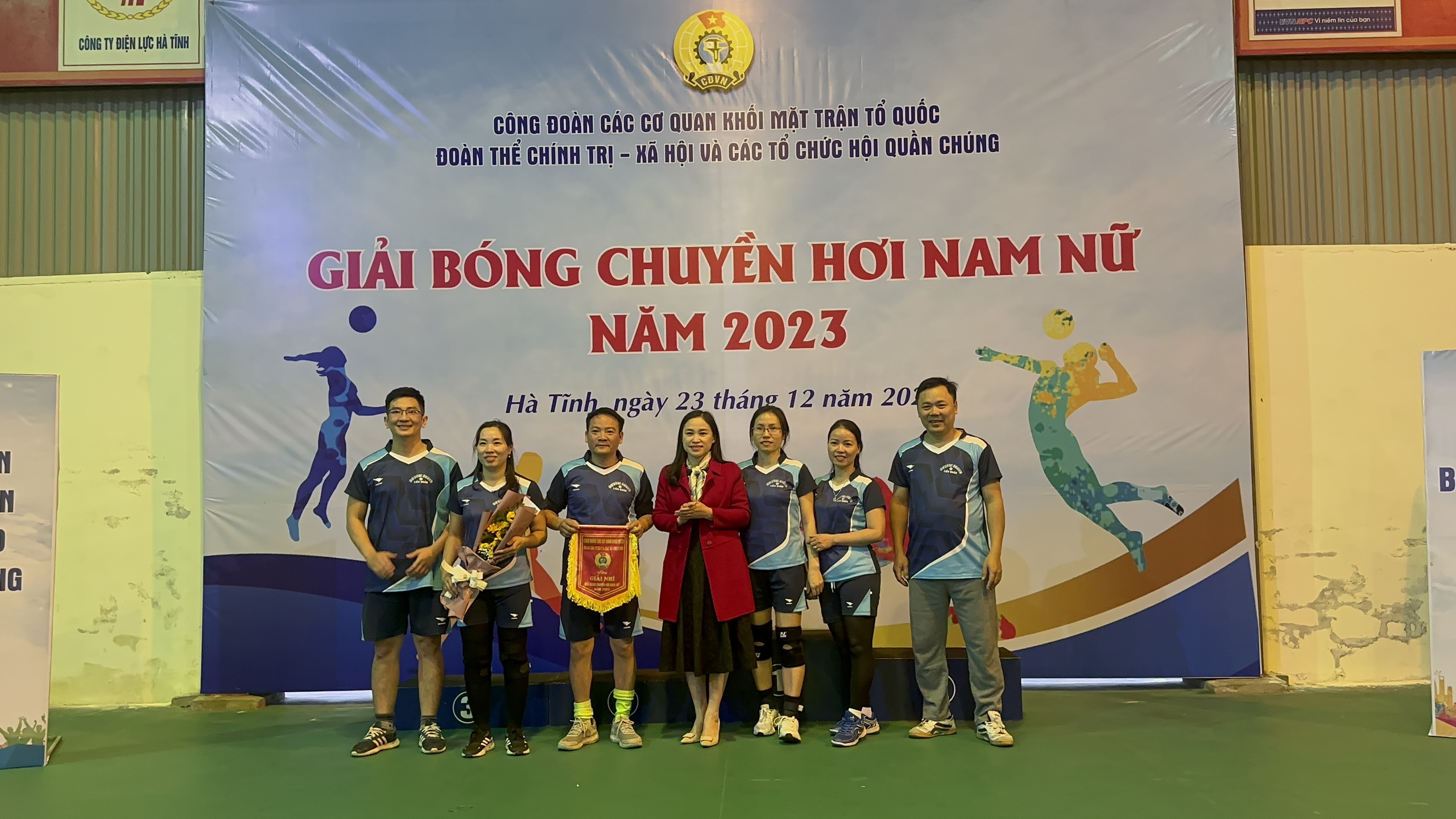 Đội bóng liên quân Công đoàn Liên hiệp hội KH&KT-Hội Nhà báo đoạt giải Nhì bóng chuyền khối thi đua