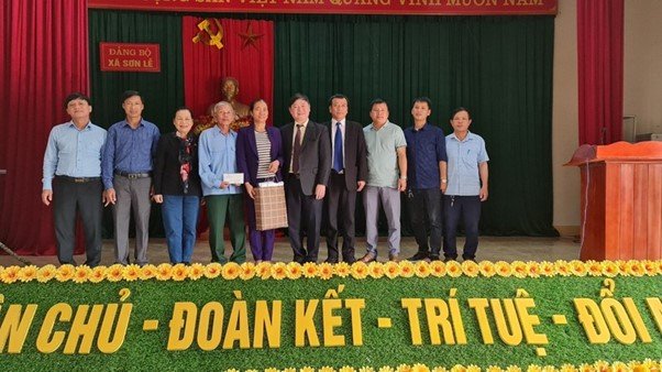 Chủ tịch Vusta trao tặng 120 triệu đồng cho Quỹ Khuyến học huyện Hương Sơn