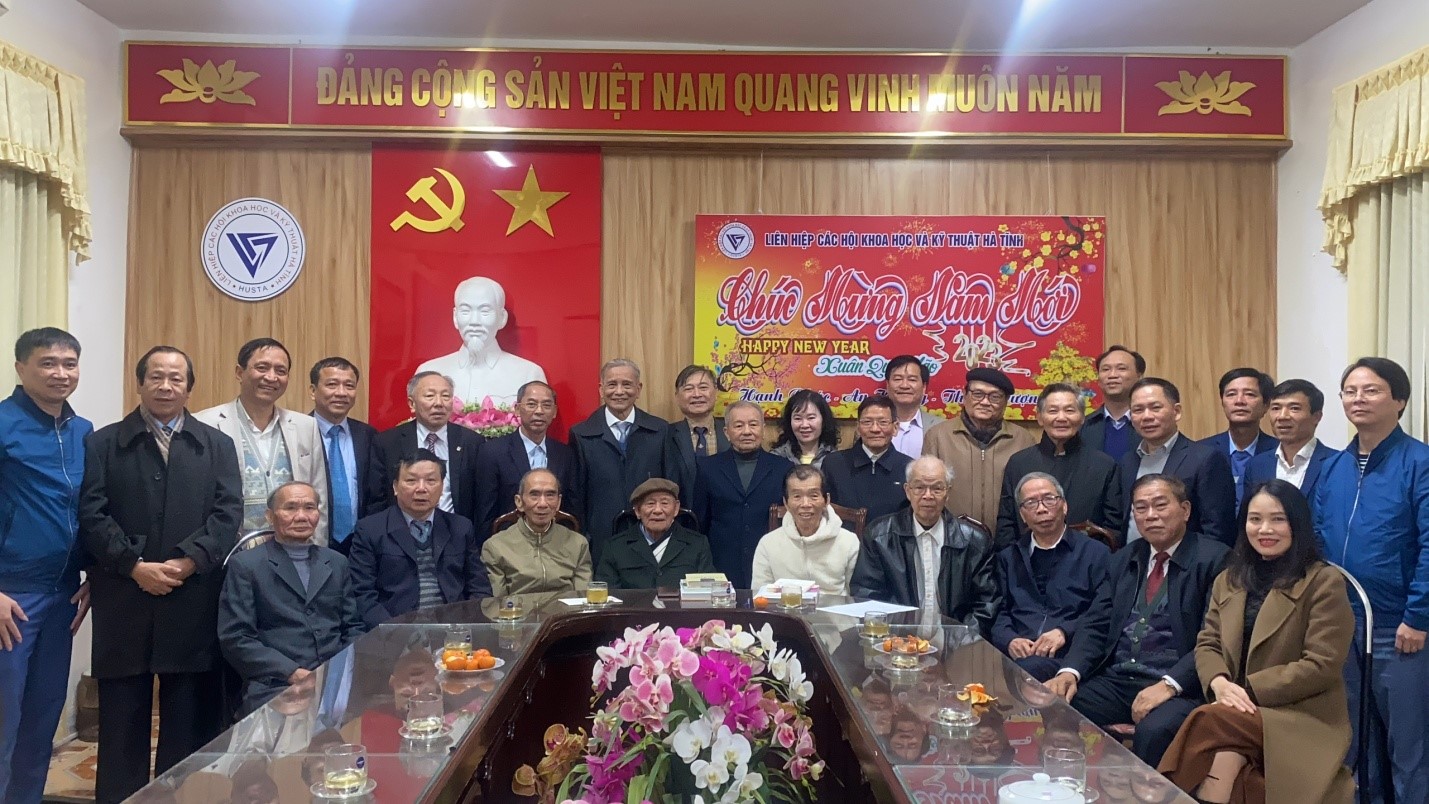 Hà Tĩnh: Chủ tịch Phan Xuân Dũng tặng quà cho nhân sĩ trí thức, người dân khó khăn