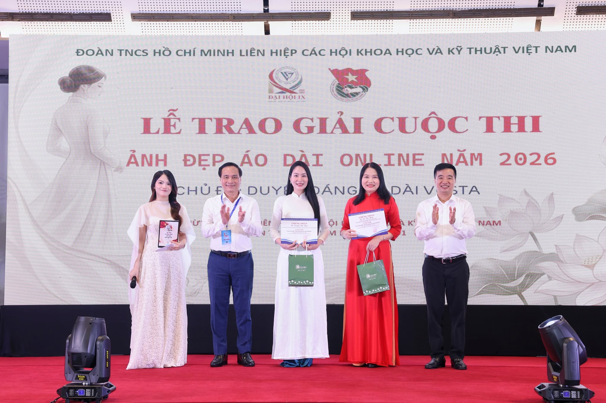 LIÊN HIỆP HỘI HÀ TĨNH ĐẠT GIẢI CAO TẠI CUỘC THI ẢNH “DUYÊN DÁNG ÁO DÀI VUSTA”