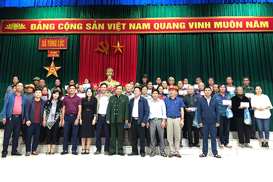 Công đoàn Liên hiệp các Hội KH&KT Việt Nam trao 100 suất quà cho người dân vùng lũ Hà Tĩnh