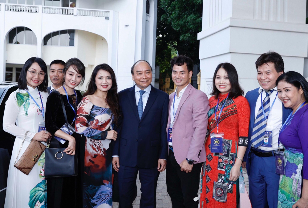 Thủ tướng Nguyễn Xuân Phúc gặp mặt đại biểu trí thức, nhà khoa học, văn nghệ sĩ