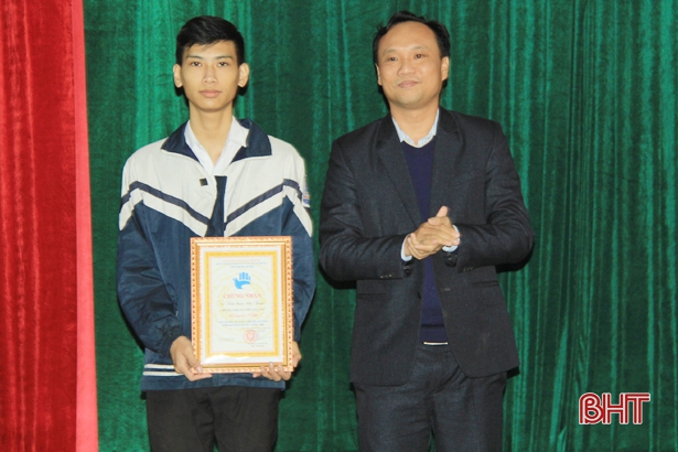 Nghi Xuân trao giải Cuộc thi “Sáng tạo dành cho thanh, thiếu niên, nhi đồng"
