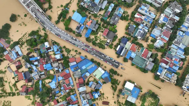 Biến đổi khí hậu và hiểm họa siêu bão ngày càng gia tăng