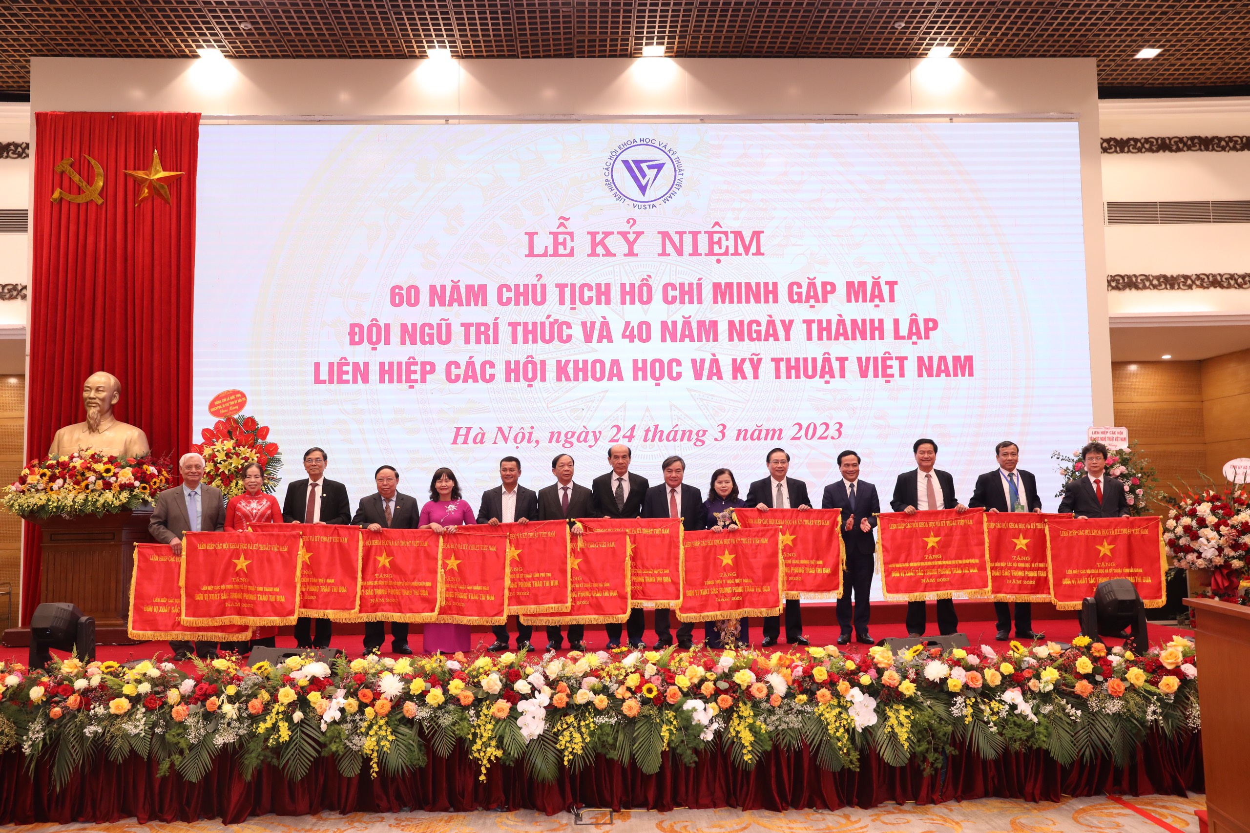 Liên hiệp Hội Hà Tĩnh nhận cờ thi đua xuất sắc năm 2022